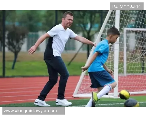 追寻足球明星的脚步选购同款足球鞋助你成就梦想球场表现